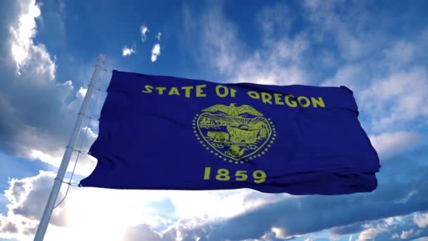 Oregon vlag op een vlaggenmast zwaaiend in de wind, blauwe lucht achtergrond. 4K — Stockvideo