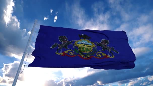 Bandera de Pensilvania en un asta de la bandera ondeando en el viento, fondo azul del cielo. 4K — Vídeos de Stock