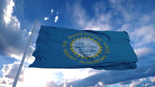 Jižní Dakota vlajka na stožáru vlnící se ve větru, modrá obloha pozadí. 4K — Stock video