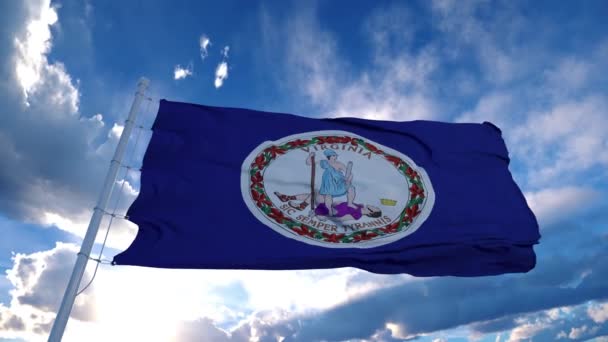 Флаг Вирджинии на флагштоке, размахивающем на ветру, на голубом фоне неба. 4K — стоковое видео