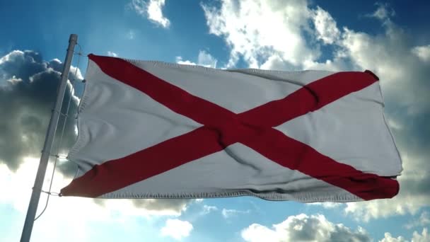 Bandeira do Alabama em um mastro de bandeira acenando no vento no céu. Estado do Alabama nos Estados Unidos da América — Vídeo de Stock