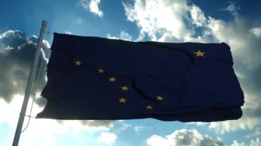 Alaska bayrağı gökyüzünde dalgalanan bir bayrak direğinde. Alaska Eyaleti Amerika Birleşik Devletleri