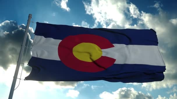 Colorado-Flagge an einem Fahnenmast weht im Wind am Himmel. Bundesstaat Colorado in den Vereinigten Staaten von Amerika — Stockvideo