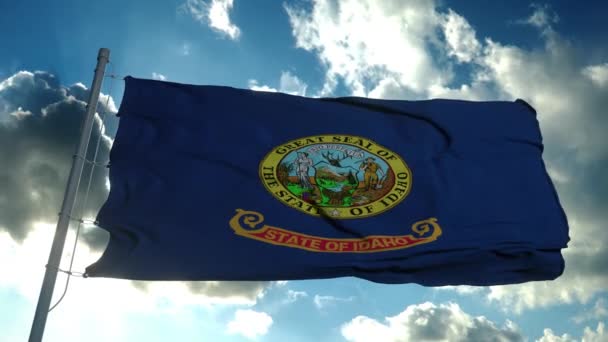 Σημαία Αϊντάχο σε κοντάρι σημαίας που κυματίζει στον άνεμο στον ουρανό. Πολιτεία του Άινταχο στις Ηνωμένες Πολιτείες της Αμερικής — Αρχείο Βίντεο