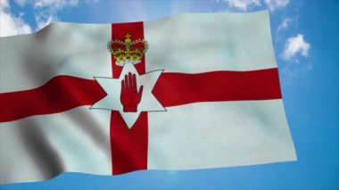 Kuzey İrlanda ulusal bayrağı rüzgarda dalgalanıyor, mavi gökyüzü arka planı. 4K