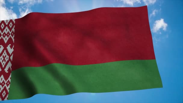 벨로루시 깃발 바람에 흔들리는 푸른 하늘 배경. 4K — 비디오