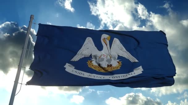 Флаг Луизианы на флагштоке, размахивающем на ветру, голубое небо. 4K — стоковое видео