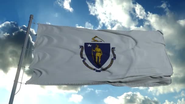 ธงแมสซาชูเซตส์บนเสาธงคลื่นในลม พื้นหลังฟ้าสีฟ้า 4K — วีดีโอสต็อก