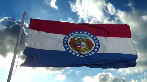 Missouri Flagge auf einem Fahnenmast weht im Wind, blauer Himmel Hintergrund. 4K — Stockvideo