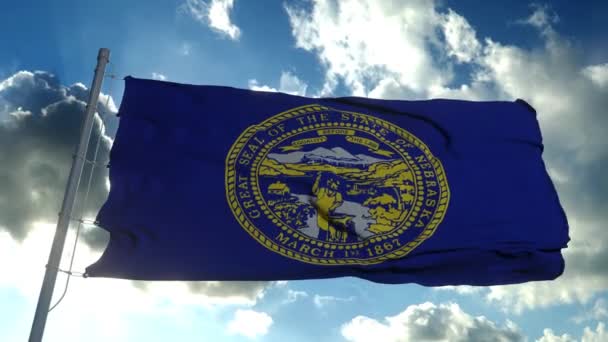 内布拉斯加州的国旗在风中飘扬，蓝天背景。4K — 图库视频影像