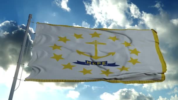 Bandeira de Rhode Island acenando no vento contra o céu profundo nuvens bonitas — Vídeo de Stock