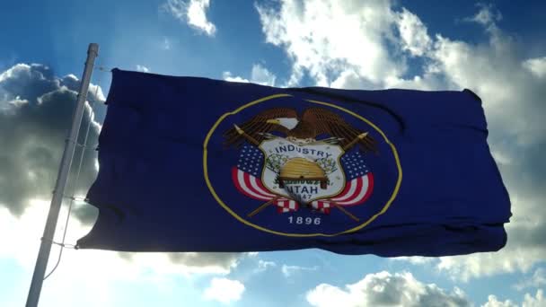 Bandera de Utah ondeando en el viento contra las nubes del cielo — Vídeo de stock