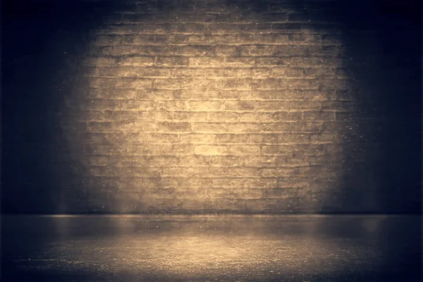 Fondo de pared de ladrillo oscuro en sótano con haz de luz —  Fotos de Stock
