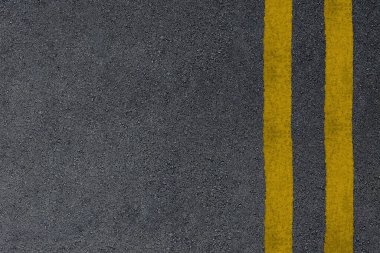 Sarı ayrıştırma çizgileri olan yol asfaltı dokusu