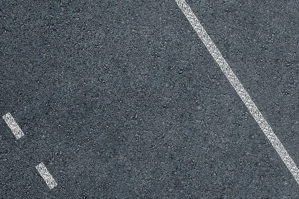 Texture de la route en asphalte avec lignes de marquage blanches — Photo