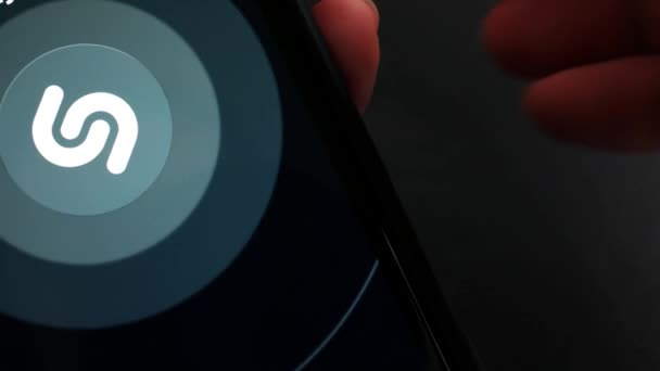 Moskova, Rusya - 10 Aralık 2020: Shazam 'ı akıllı telefonda müzik bulmak için kullanmak — Stok video