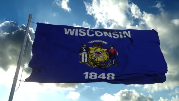 Bandera de Wisconsin en un asta de la bandera ondeando en el viento, fondo azul del cielo — Vídeos de Stock