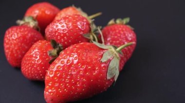 Yavaş dönen sulu çilekler. Yan görünüm