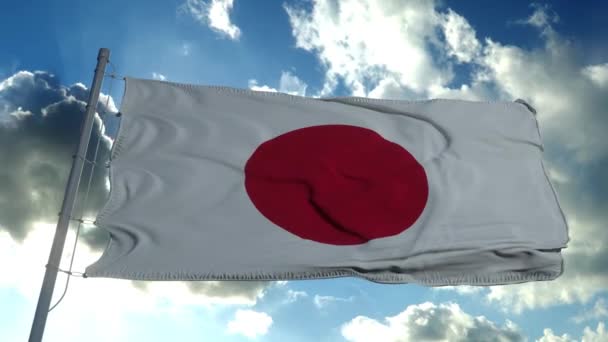 Japans Nationalflagge flattert im Wind vor blauem Himmel — Stockvideo