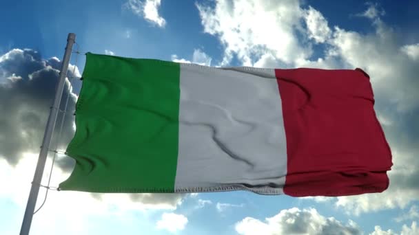 La bandiera nazionale d'Italia che soffia nel vento contro un cielo blu — Video Stock