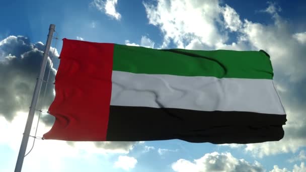 Vlag van de Verenigde Arabische Emiraten zwaaiend naar wind in slow met blauwe lucht — Stockvideo