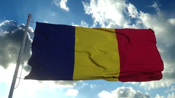 Tschad-Flagge weht im Wind, blauer Himmel Hintergrund. 4K — Stockvideo