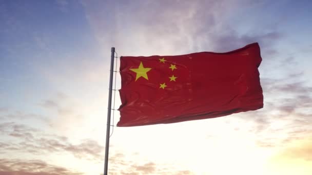 Czerwona Flaga Chin machająca na wietrze, dramatyczne tło nieba. 4K — Wideo stockowe