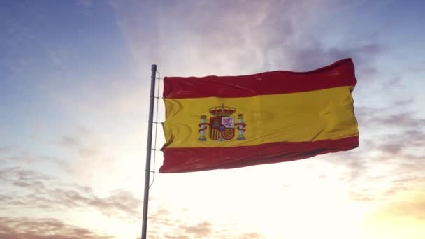 La bandera nacional de España ondeando en el viento, fondo dramático del cielo. 4K — Vídeo de stock