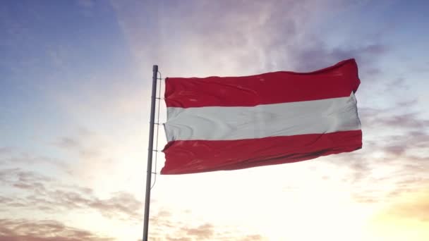 Bandera de Austria ondeando en el viento, fondo dramático del cielo. 4K — Vídeo de stock