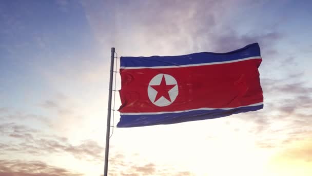 Флаг Северной Кореи, размахивающий на ветру, впечатляющий фон неба. 4K — стоковое видео