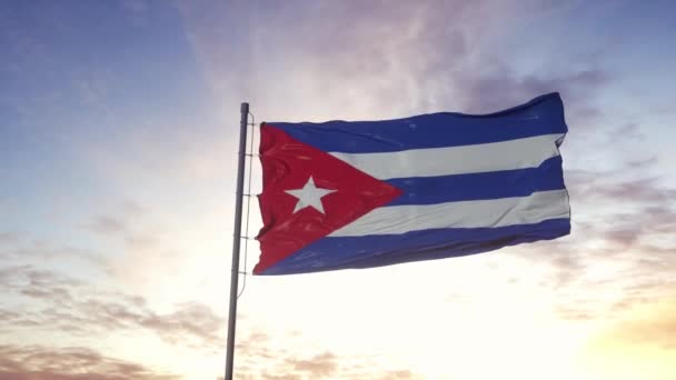 Bandeira de Cuba acenando ao vento, fundo do céu dramático. 4K — Vídeo de Stock