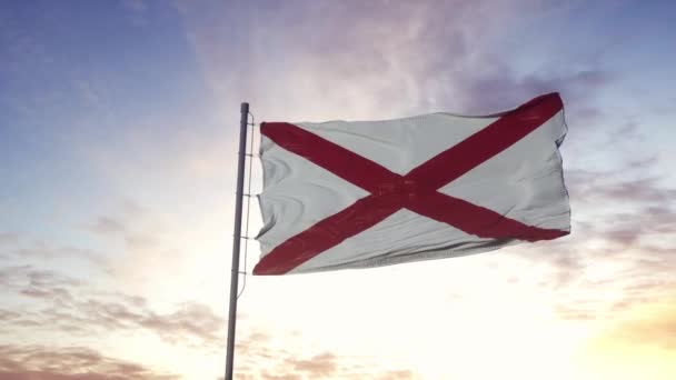 Flaga stanu Alabama machająca na wietrze. Dramatyczne tło nieba. 4K — Wideo stockowe