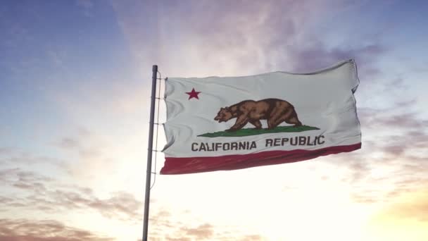 Drapeau de Californie agitant le vent. Fond du ciel dramatique. 4K — Video