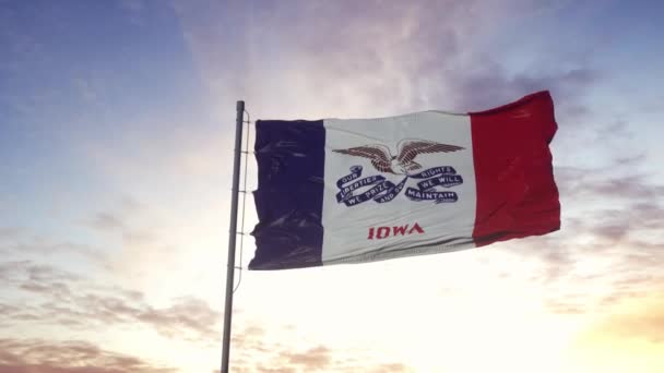 Bandera del estado de Iowa ondeando en el viento. Fondo dramático del cielo. 4K — Vídeo de stock