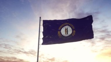 Kentucky eyalet bayrağı rüzgarda sallanıyor. Dramatik gökyüzü arkaplanı. 4K