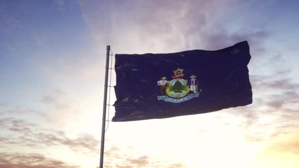 Флаг штата Мэн размахивает ветром. Драматический фон неба. 4K — стоковое видео