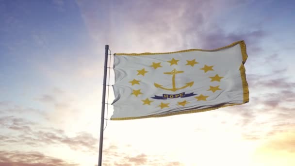 Bandeira estadual de Rhode Island acenando ao vento. Fundo dramático do céu. 4K — Vídeo de Stock