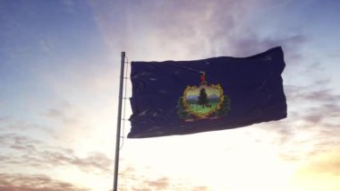 Vermont eyalet bayrağı rüzgarda sallanıyor. Dramatik gökyüzü arkaplanı. 4K