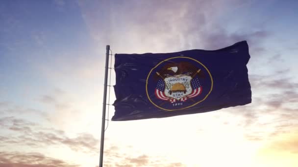 犹他州的国旗在风中飘扬.戏剧性的天空背景。4K — 图库视频影像