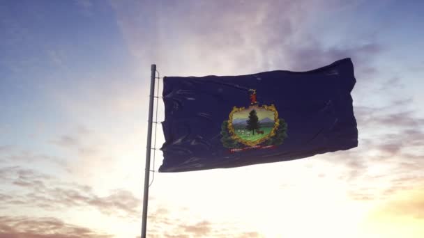 Vermonts flagga viftar i vinden. Dramatisk himmel bakgrund. 4K — Stockvideo