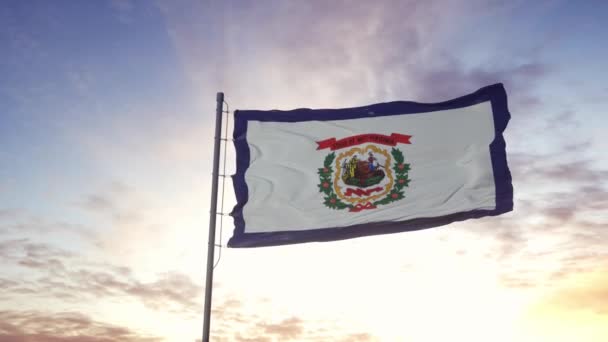 Bandera del estado de Virginia Occidental ondeando en el viento. Fondo dramático del cielo. 4K — Vídeos de Stock