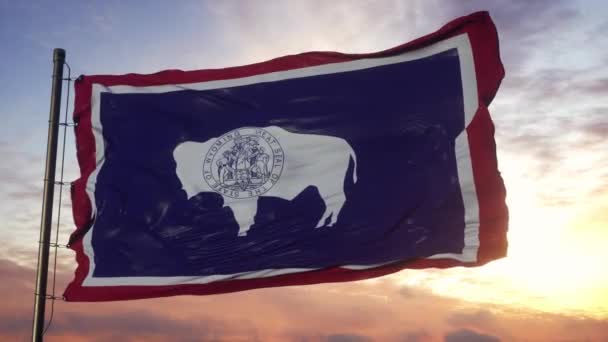 Vlajka Wyomingu vlnící se ve větru proti hluboké krásné obloze při západu slunce — Stock video