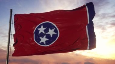 Tennessee bayrağı gün batımında güzel gökyüzüne karşı rüzgarda sallanıyor.