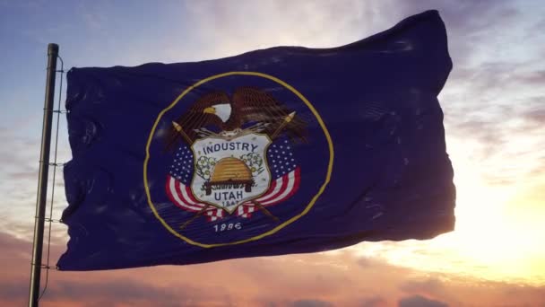 Bandera de Utah ondeando en el viento contra el cielo profundo y hermoso al atardecer — Vídeo de stock