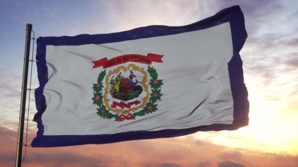 Флаг Западной Вирджинии, размахивающий на ветру против глубокого красивого неба на закате — стоковое видео