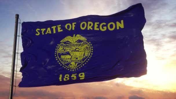 Flagga av Oregon vinkar i vinden mot djup vacker himmel vid solnedgången — Stockvideo