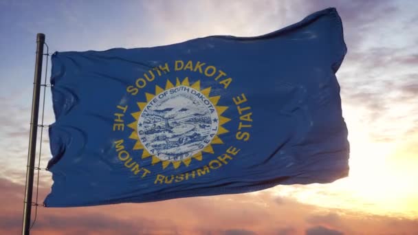 Zászló Dél-Dakota integetett a szél ellen mély gyönyörű ég naplementekor — Stock videók