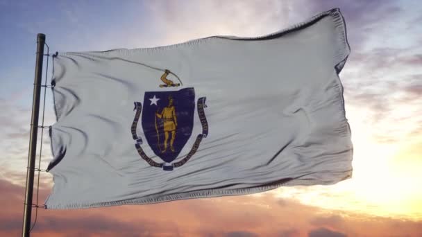 Bandera de Massachusetts ondeando en el viento contra el cielo profundo y hermoso al atardecer — Vídeos de Stock