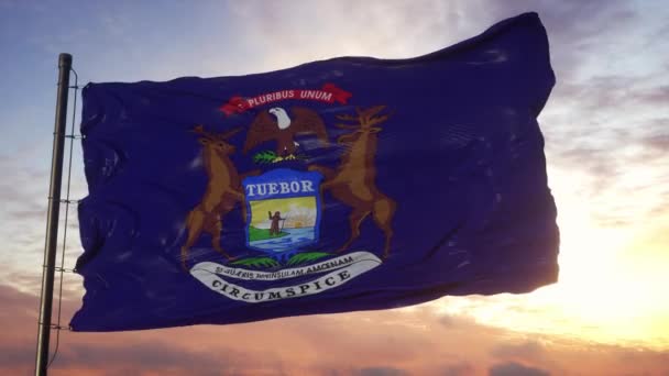 Bandeira de Michigan acenando ao vento contra o céu profundo e bonito ao pôr do sol — Vídeo de Stock