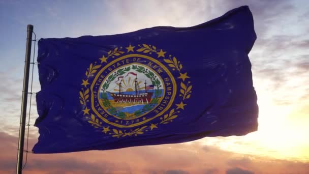 Флаг Нью-Гэмпшира, размахивающий ветром на фоне глубокого красивого неба на закате — стоковое видео